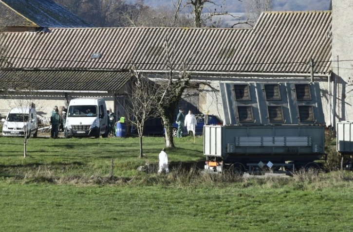 Des membres de l'Anses à Almayrac (Tarn) où un foyer de grippe aviaire a été localisé dans un élevage de canards