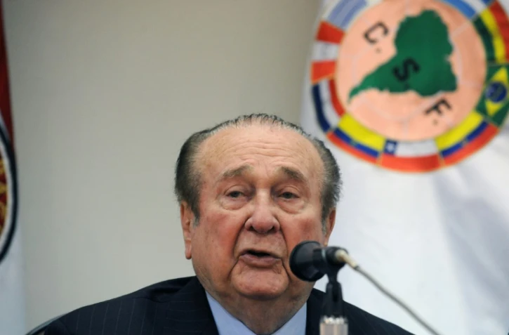 L'ex-président de la Conmebol Nicolas Leoz, s'exprimant devant les reporters au siège de la Confédération à Luque, le 23 avril 2017  