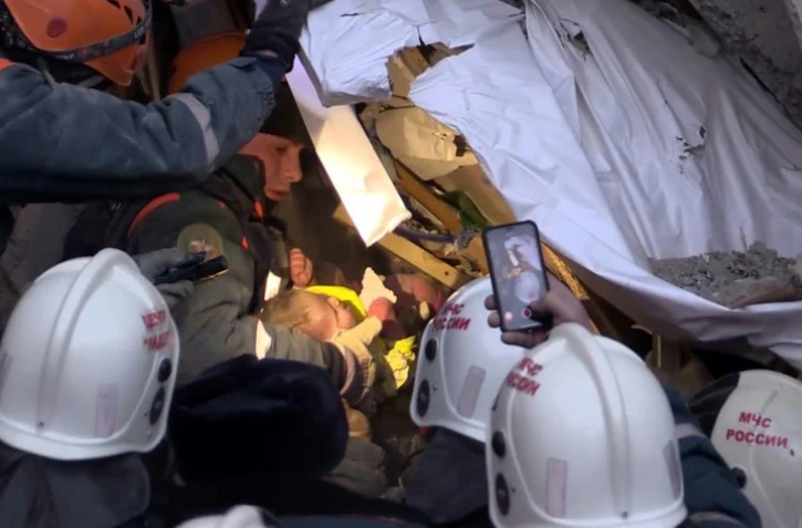 Photo fournie le 1er janvier 2019 par le ministère russe des Situations d'urgence, montrant le bébé retrouvé vivant sous les décombres d'un immeuble touché par une explosion de gaz à Magnitogorsk, dans l'Oural, en Russie