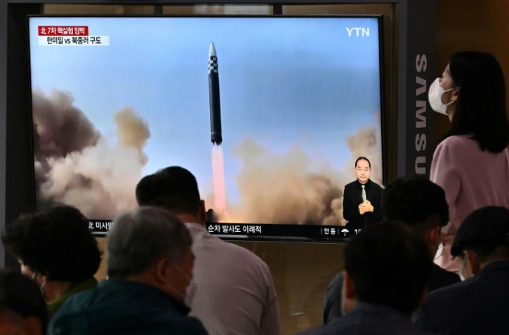 Des images d'un tir de missile nord-coréen diffusées sur un écran dans une gare de Séoul, le 5 juin 2022 en Corée du Sud