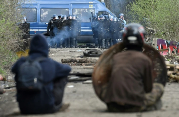 Des manifestants face aux policiers sur la ZAD de Notre-Dame-des-Landes, le 12 avril 2018