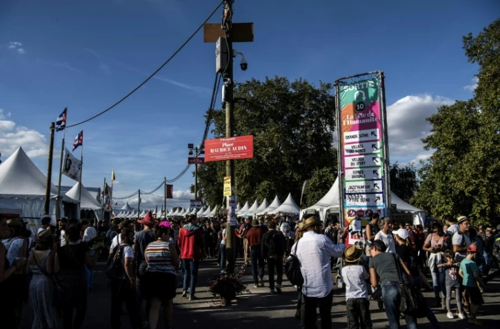 Des visiteurs traversent la "Place Maurice Audin" à la Fête de l'Humanité, à La Courneuve, près de Paris, le 15 septembre 2018