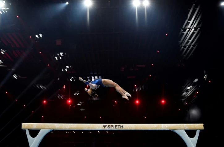 La Française Mélanie De Jesus Dos Santos à la poutre, lors des Championnats d'Europe de gymnastique, le 25 avril 2021 à Budapest