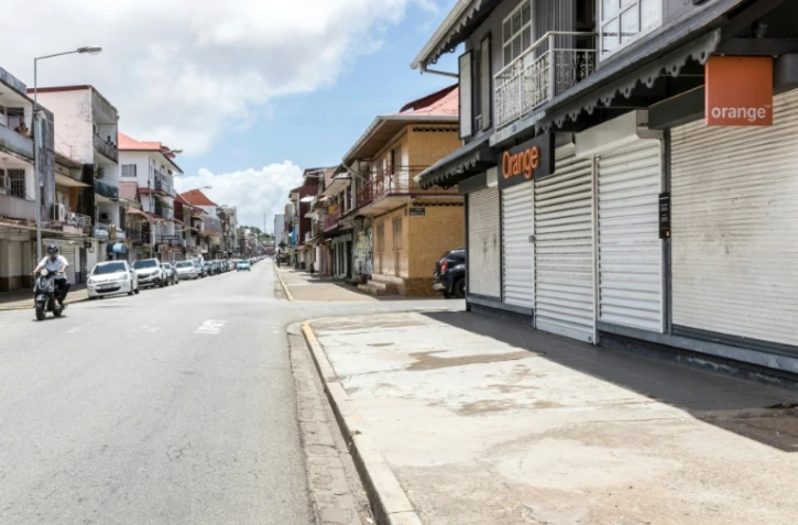Magasins fermés avenue Général de Gaulle le 27 mars 2017 à Cayenne
