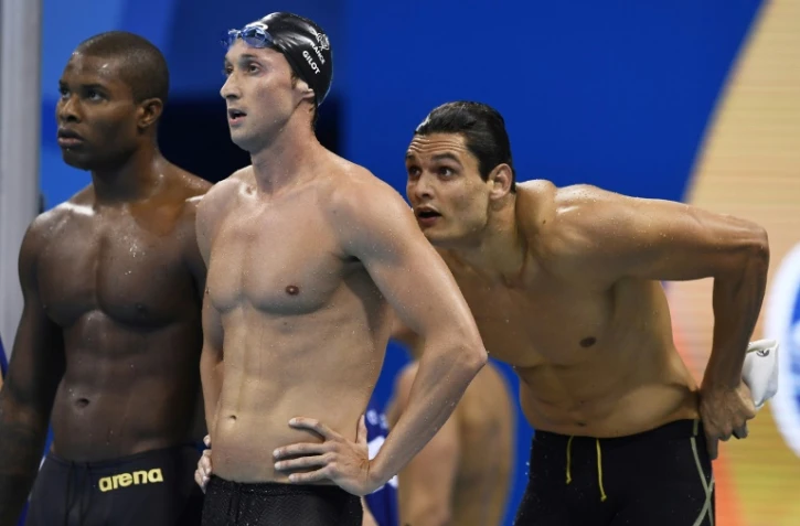Les relayeurs français Mehdy Metella, Fabien Gilot et Florent Manaudou et Jérémy Stravius (non visible sur la photo), médaillés d'argent du 4x100 m nage libre, aux JO de Rio le 7 août 2016