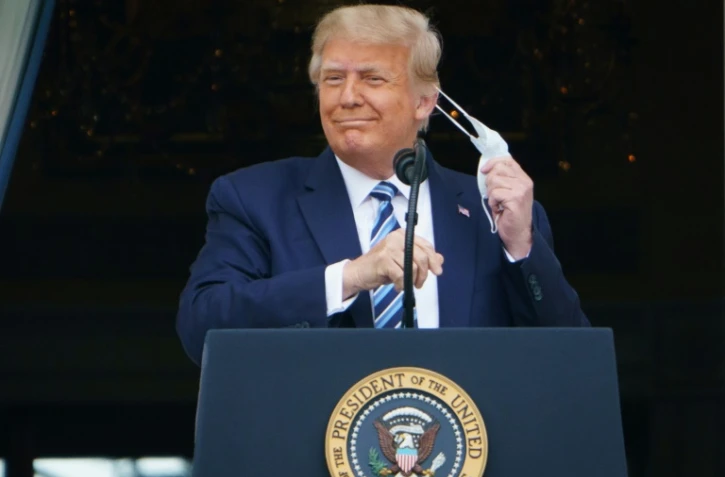 Le président américain Donald Trump s'exprime depuis la balcon de la Maison Blanche devant ses sympathisants le 10 octobre 2020