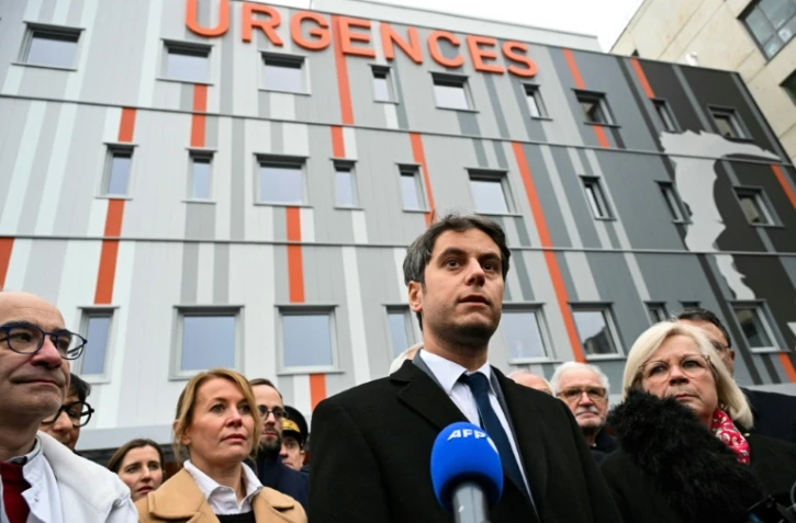 Le Premier ministre Gabriel Attal (C) et la nouvelle ministre du Travail, de la Santé et des Solidarités, Catherine Vautrin devant le centre hospitalier universitaire de Dijon, le 13 janvier 2024