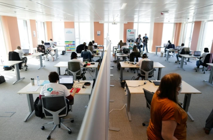Les opérateurs téléphoniques sur le plateau du call center N-Allo à Bruxelles le 20 mai 2020, chargés de contacter les malades récemment testés positifs au coronavirus