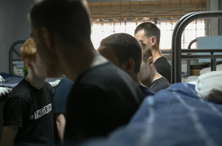 Des prisonniers de guerre russes dans une installation ukrainienne située dans un lieu non divulgué de la région de Soumy, le 19 août 2024, pendant une visite des médias