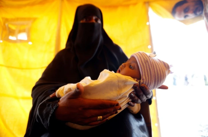 Une mère yéménite avec son enfant soupçonné d'être infecté par le choléra à Sanaa, le 9 juin 2017 