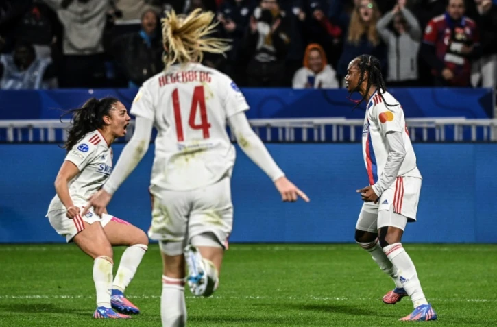 La joie de l'attaquante lyonnaise Melvine Malard (d), félicitée par ses coéquipières, après avoir marqué le 2e but face à la Juventus Turin, lors du quart de finale retour de la Ligue des Champions, le 31 mars 2022 au Groupama Stadium à Décines-Charpieu