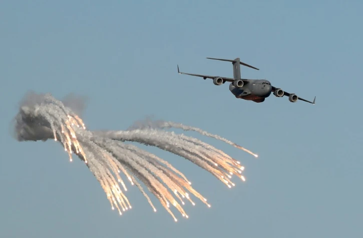 Photo prise le 7 décembre 2017 montrant des avions militaires lors des célébrations de la fête nationale au Qatar à Doha