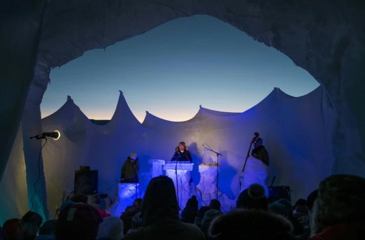 Des musiciens sur scène dans un igloo se produisent dans le cadre de l'Ice Music Festival près du village de Finse, le 2 février 2018