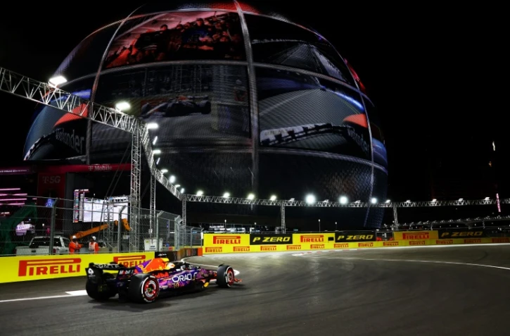 La Red Bull de Max Verstappen passe devant la Sphère de Las Vegas, lors du GP de F1 dans la cite du jeu, le 18 novembre 2023