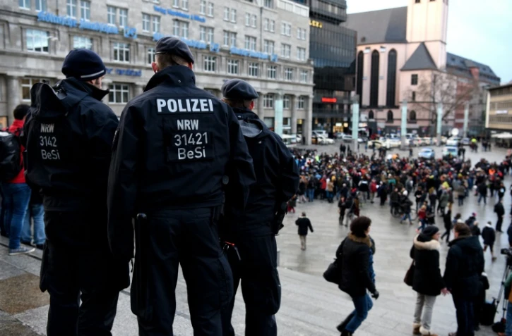 Des policiers près de la gare de Cologne, le 16 janvier 2016 en Allemagne, où des femmes ont été agressées par des hommes en bandes pendant la nuit du Nouvel An 