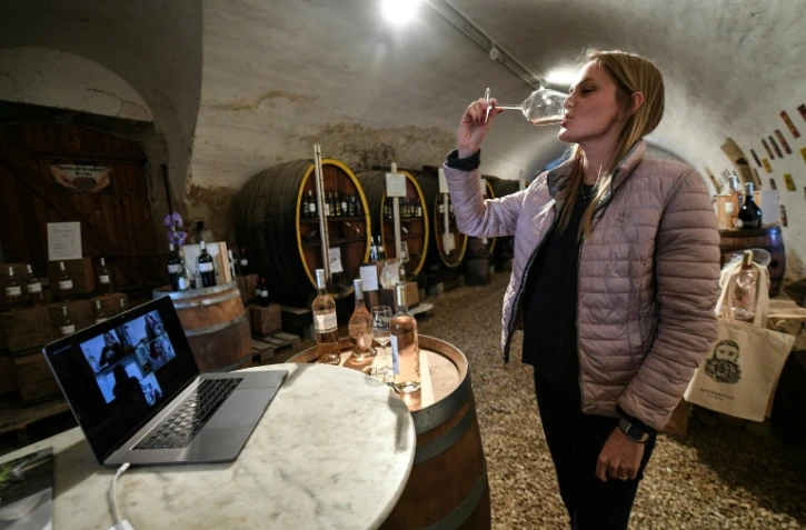 Madeleine Premmereur, viticultrice et gérante du château Barbebelle lors d'une "visio-dégustation" avec des clients, le 28 avril 2020 à Rognes, dans les Bouches-du-Rhône