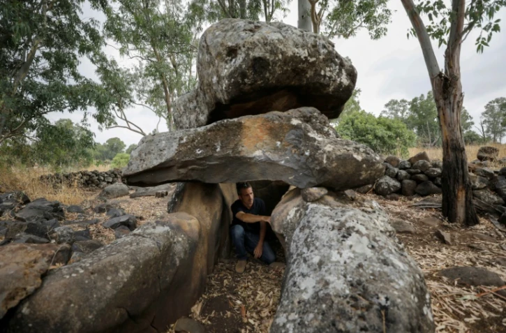Uri Berger, archéologue de l'Autorité israélienne des antiquités, étudie un dolmen dans le Golan syrien, occupé par Israël, le 13 juillet 2020