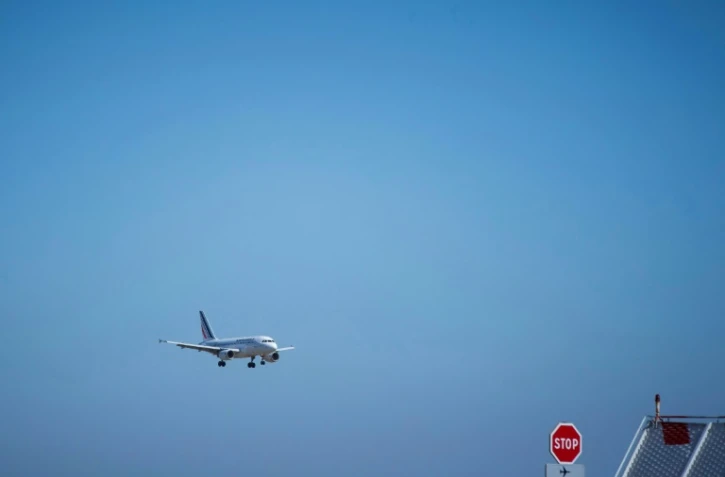 Le gouvernement va mettre en place dès 2020 une ecotaxe de 1,50 à 18 euros sur les billets d'avion pour tous les vols au départ de la France