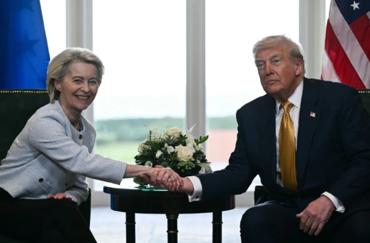 La présidente de la Commission européenne Ursula von der Leyen et le président américain Donald Trump se serrent la main après avoir conclu un accord commercial, le 27 juillet 2025 à Turnberry, dans le sud-ouest de l'Ecosse