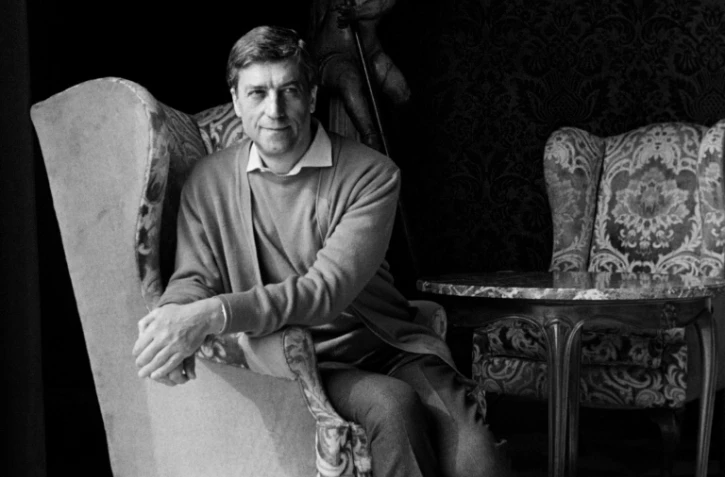 Le styliste italien Nino Cerruti pose, le 9 mars 1985, à Nice