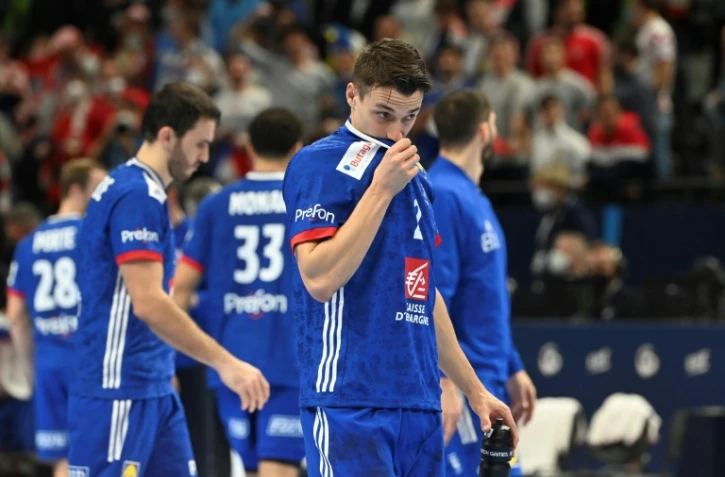 Yanis Lenne et ses coéquipiers, après la défaite de l'équipe de France face à l'Islande (29-21), dans le tour principal de l'Euro-2022, le 22 janvier 2022 à Budapest