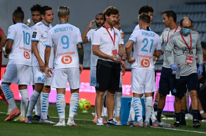 Les joueurs marseillais, regroupés autour du coach André Villas-Boas en amical face à Nimes au stade des Costières, le 9 août 2020, déplorent quelques cas de Covid-19