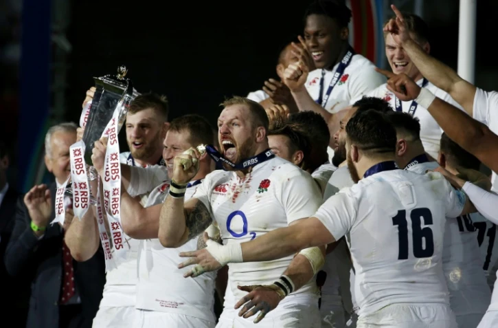 Les joueurs du XV anglais fêtent leur victoire dans le tournoi des Six nations, le 19 mars 2016 au Stade de France