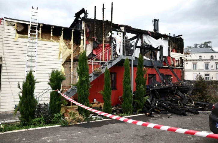 Les secours sur les lieux de l'incendie d'un centre de vacances pour personnes handicapées à Wintzenheim, dans le Haut-Rhin, le 9 août 2023
