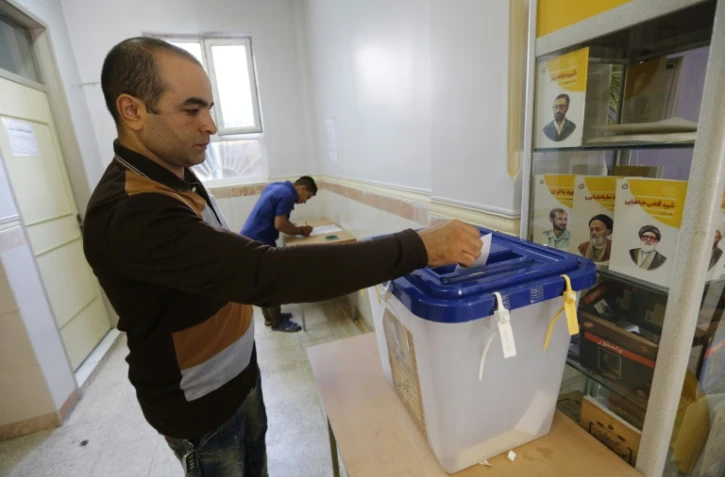 Un Iranien dépose son bulletin dans l'urne le 29 avril 2016 à Robat Karim