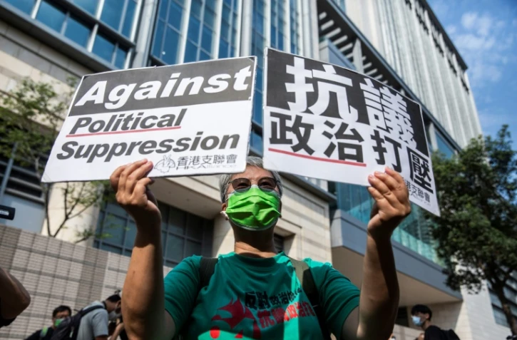 Un manifestant pro-démocratie devant le tribunal de West Kowloon où sont jugés des vétérans de l'opposition, le 1er avril 2021 à Hong Kong