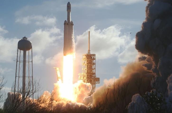 La fusée Falcon Heavy de SpaceX lors de son vol inaugural à Cap Canaveral. C'est la plus grosse fusée en exploitation actuellement