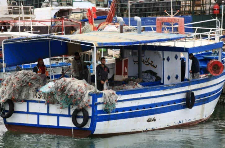 Des pêcheurs préparent leurs filets dans le port de Zarzis dans le sud de la Tunisie, le 21 mai 2019