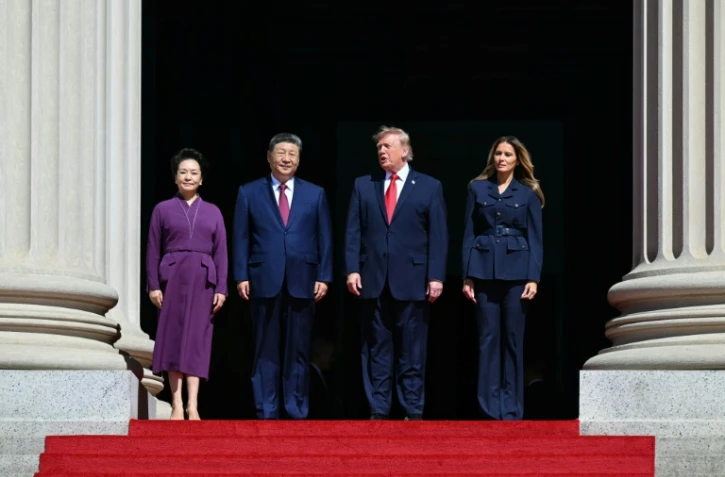 Le président américain DOnald Trump, son épouse Melania Trump, le président chinois Xi Jinping et son épouse Peng Liyuan posent devant les Archives naitonales à Washiongton, le 25 septembre 2026