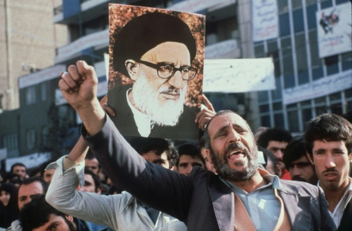 Manifestation anti-américaine devant l'ambassade des Etats-Unis à Téhéran en novembre 1979