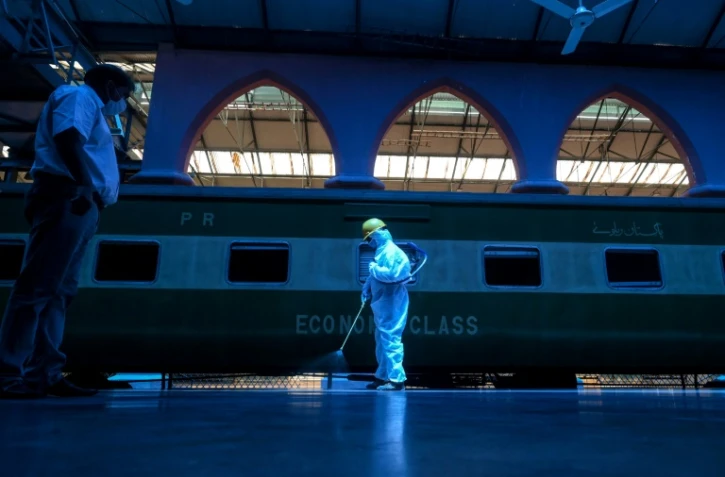 Désinfection d'un quai de la gare de Lahore (Pakistan) le 7 mai 2020