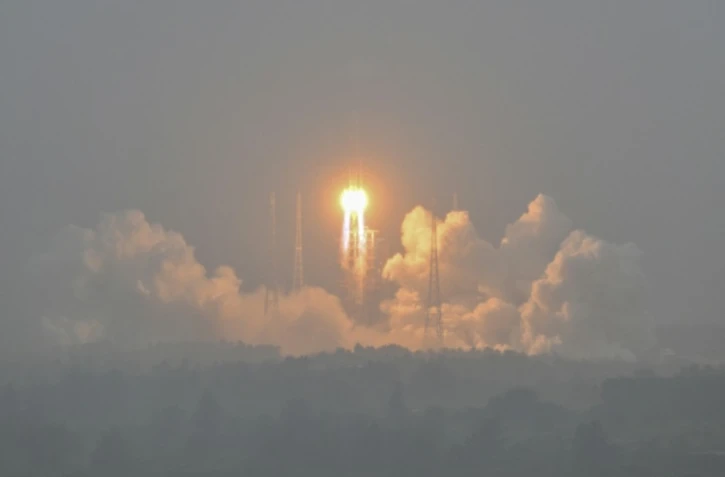 Une fusée chinoise, transportant la sonde lunaire Chang'e-6, décolle sous la pluie du Centre de lancement spatial de Wenchang, dans la province de Hainan, dans le sud de la Chine, le 3 mai 2024.