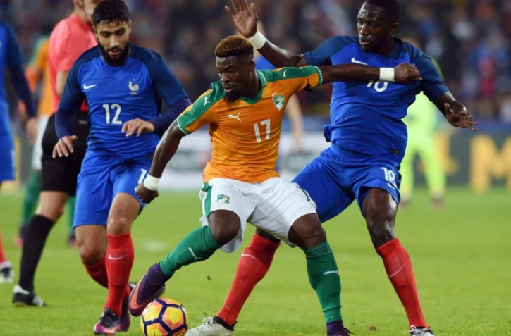 L'attaquant de l'équipe de France Nabil Fekir à la lutte avec le défenseur ivoirien Serge Aurier au stade Bollaert, le 15 novembre 2016