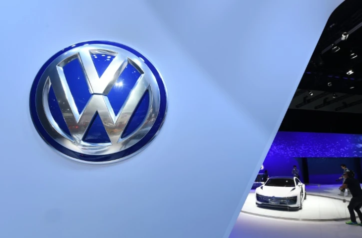 Un visiteur du salon automobile de Los Angeles regarde le concept-car Golf GTE Sport hybride de Volkswagen le 19 novembre 2015