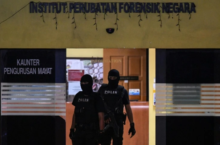 Des policiers devant l'entrée du bâtiment de médecine légale à l'hôpital de Kuala Lumpur, le 21 février 2017, en Malaisie 