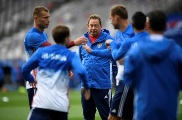 L'entraîneur russe Leonid Slutskiy au milieu des joueurs lors d'un entraînement le 19 juin 2016 à Toulouse