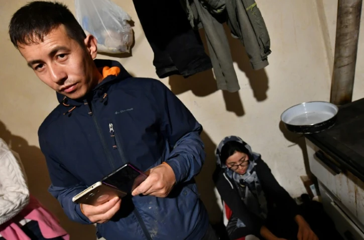 Le migrant afghan Mohammad Amin Ibrahimi vit avec sa famille dans une maison abandonnée, le 30 janvier 2021 à Bosanska Bojna, près de la frontière entre la Croatie et la Serbie