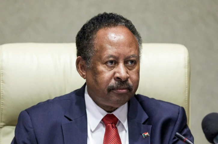 Cette photo prise le 21 novembre 2021 montre le Premier ministe soudanais Abdallah Hamdok présidant une réunion du cabinet à Khartoum