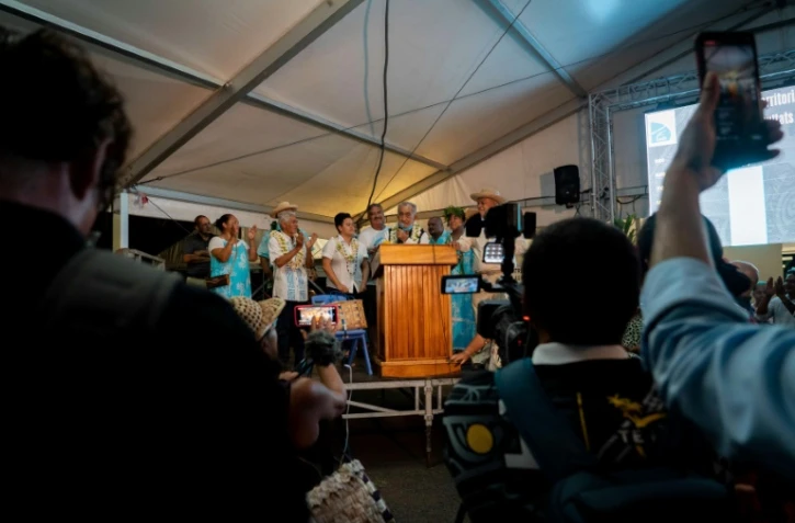 Le leader indépendantiste Oscar Temaru (c) célèbre la victoire de son camp aux élections territoriales, à Faa'a, le 30 avril 2023