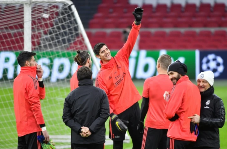 Le gardien du Real Madrid Thibaut Courtois (c) entouré de ses coéquipiers lors d'une séance d'entraînement, le 12 février 2019 à Amsterdam