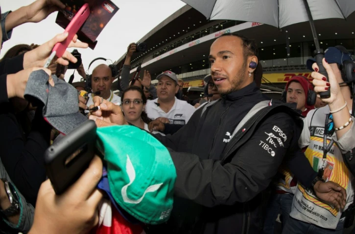 Le pilote britannique Lewis Hamilton (Mercedes) signe des autographes sur le circuit du GP du Mexique, le 24 octobre 2019 à Mexico