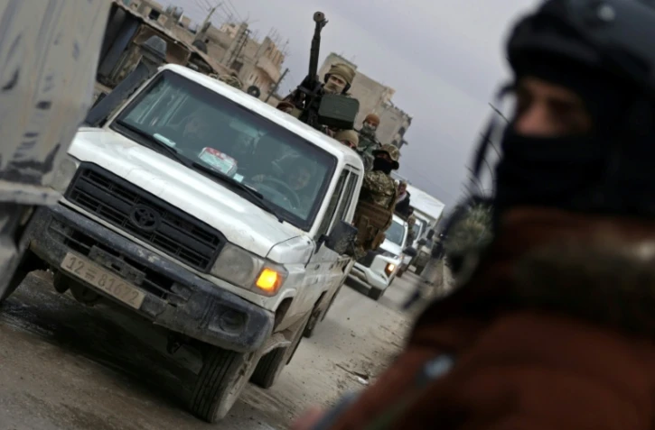 Des membres des forces de sécurité syriennes dans le secteur de la prison d'Al-Aqtan en périphérie de Raqa, dans le nord-est de la Syrie, le 22 janvier 2026