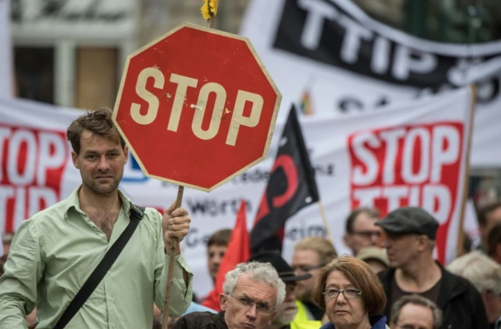 Des personnes manifestent à Francfort en Allemagne contre projet controversé de traité de libre-échange transatlantique (TTIP), le 17 septembre 2016