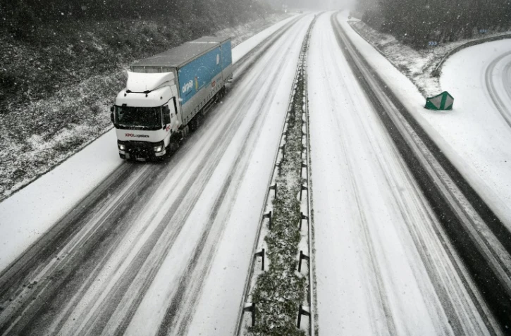 Un camion sur une route enneigée à Plomelin, dans le Finistère, le 11 février 2021
