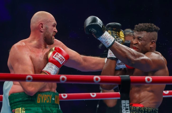 Le Britannique Tyson Fury (gauche) face au Camerounais Francis Ngannou, le 29 octobre 2023 à Ryad