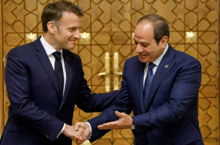 Les présidents égyptien Abdel Fattah al-Sissi (droite) et français Emmanuel Macron le 7 avril 2025 au Caire